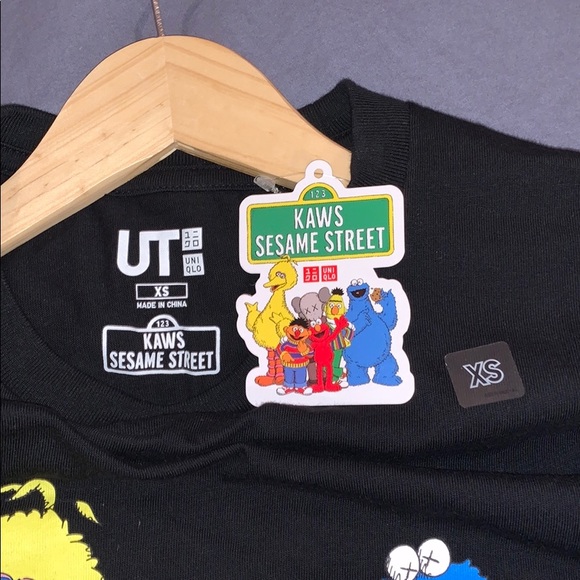 Uniqlo x KAWS - Picture 2 of 2